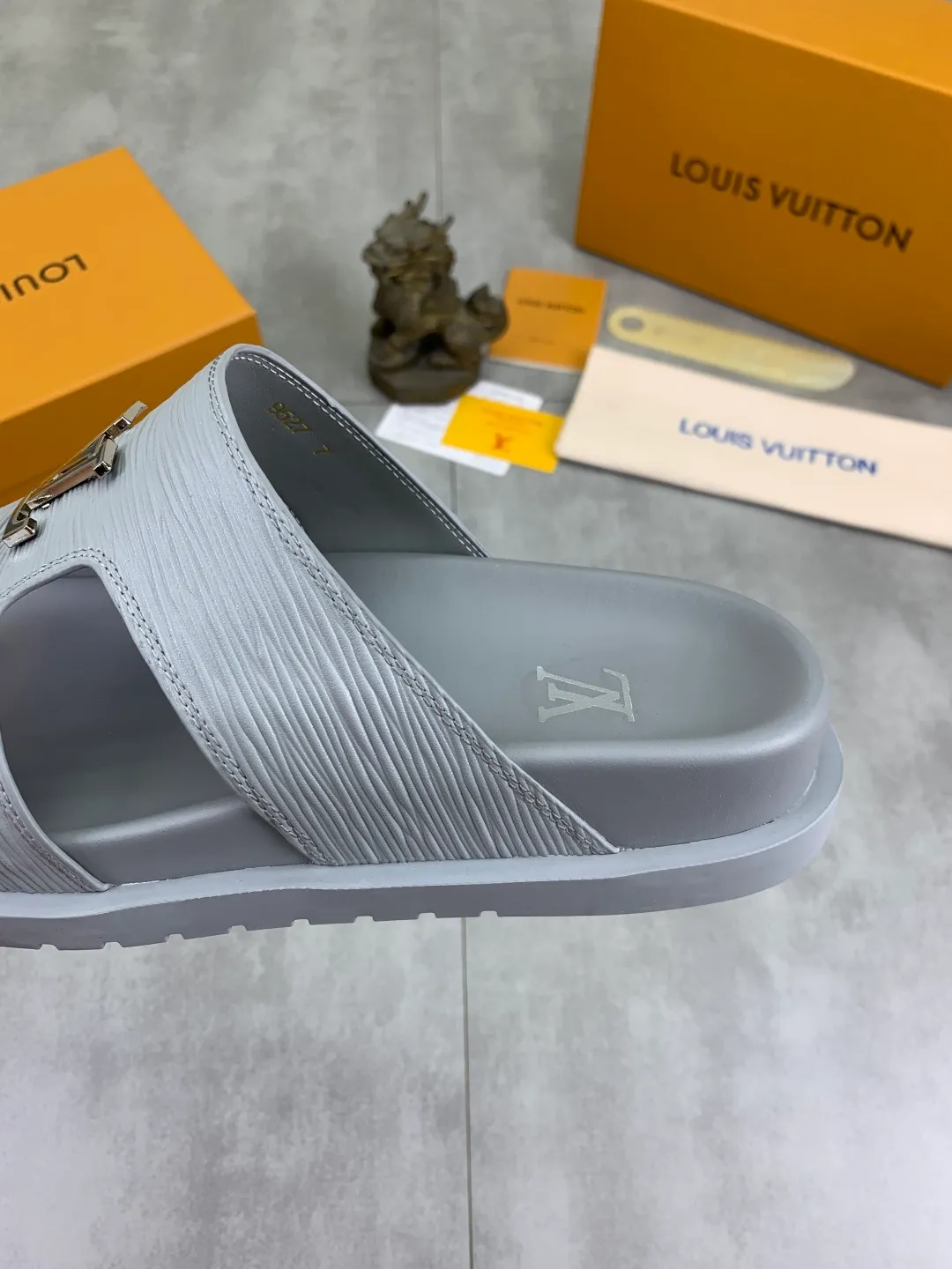 Men's shoes 💰P300💰【New style】🆘 Original quality 【LOUIS VUITTON】The popular Louis Vuitton LV men's slippers on the official website are on sale simultaneously! Original fabric imported from Italy, original factory special supply, code number: 38-44 (45 customized), many colors available